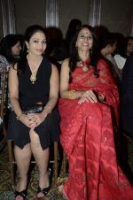 Shobha De at Sahchari foundation show by designer Meera and Musaffar Ali on 22nd Oct 2012 (56).JPG